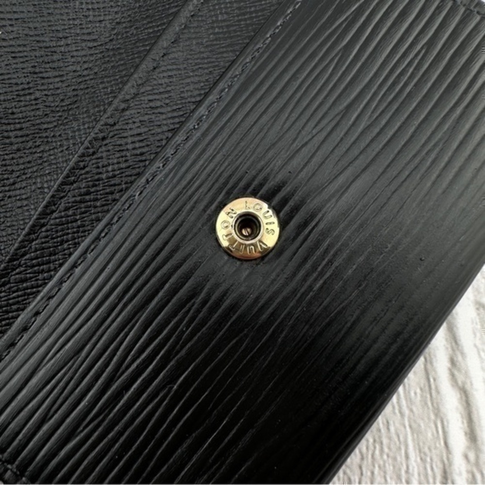 AUTHENTIC Louis Vuitton key holder. Previously owned. Color: Black. - Picture 5 of 14